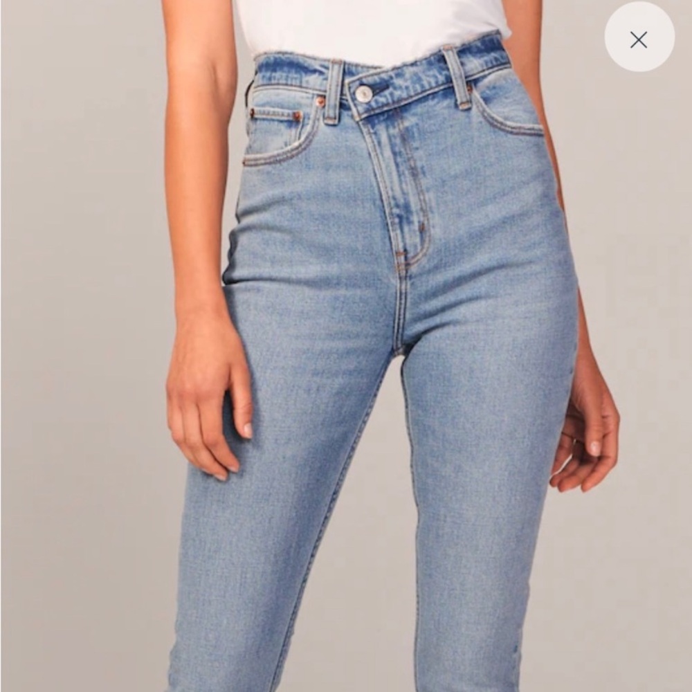 Abercrombie cross cross button The 90’s Straight Ultra High Rise